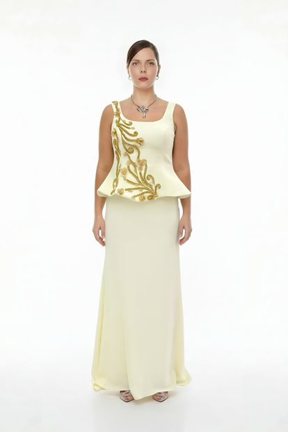 فستان سهرة بمقاسات كبيرة مع حمالات عظمية وقصة بيبلوم